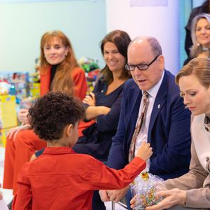 Le prince Albert II de Monaco et la princesse Charlène de Monaco assistent au spectacle de Noël à la crèche de la Croix-Rouge Rosine Sanmori et participent à la traditionnelle distribution de cadeaux de Noël à Monaco. Photo par Olivier Huitel / Pool Monaco / Bestimage