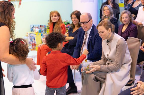 Le prince Albert II de Monaco et la princesse Charlène de Monaco assistent au spectacle de Noël à la crèche de la Croix-Rouge Rosine Sanmori et participent à la traditionnelle distribution de cadeaux de Noël à Monaco. Photo par Olivier Huitel / Pool Monaco / Bestimage
