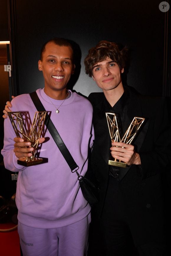 Exclusif - Le chanteur Stromae (Artiste masculin et Album "Multitude") et Pierre de Maere (Révélation masculine) en backstage de la 38ème cérémonie des Victoires de la musique à la Seine musicale de Boulogne-Billancourt, France, le 10 février 2023. © Moreau-Veren/Bestimage
