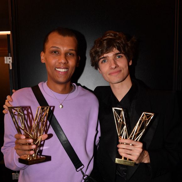 Exclusif - Le chanteur Stromae (Artiste masculin et Album "Multitude") et Pierre de Maere (Révélation masculine) en backstage de la 38ème cérémonie des Victoires de la musique à la Seine musicale de Boulogne-Billancourt, France, le 10 février 2023. © Moreau-Veren/Bestimage