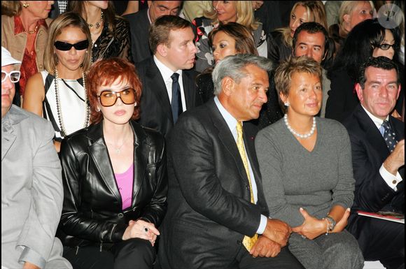 Isabelle Adjani, le Baron et la Baronne Guy Ullens de Schollen - défile de mode Christian Dior - Collection prêt à porter printemps été 2005 à l'espace éphémère des Tuileries à Paris. (RINDOFF-BORDE / BESTIMAGE).