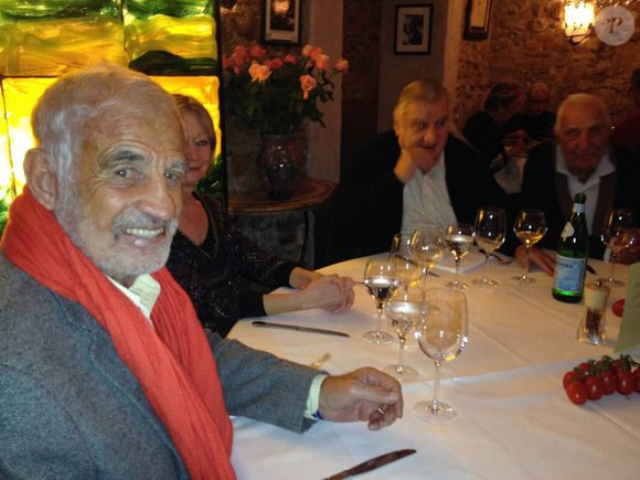 Jean-Paul Belmondo dîne au restaurant de Mamo, "Le Michelangelo" à Antibes le 29 novembre 2013. Alexandre Carini / Nice Matin / Bestimage