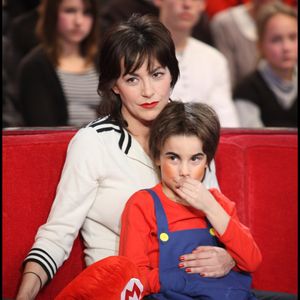 Lio et son fils Diego lors de l'enregistrement de l'émission "Vivement dimanche" le 17 février 2010.  © Guillaume Gaffiot/Bestimage