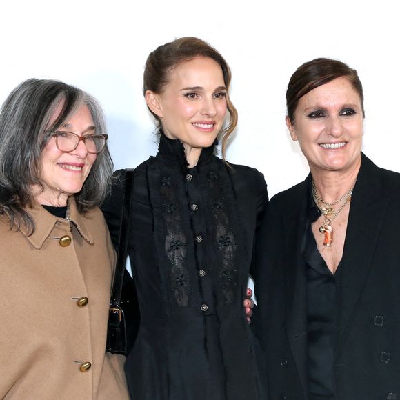 Et sa maman Shelley Stevens ! 
Natalie Portman avec sa mère Shelley Stevens et Maria Grazia Chiuri posent à la fin du Défilé de Mode Dior, Prêt-à-porter Automne / Hiver 2025-2026 dans le cadre de la Fashion Week de Paris, France, le 04 Mars 2025. 

© Bertrand Rindoff / Bestimage