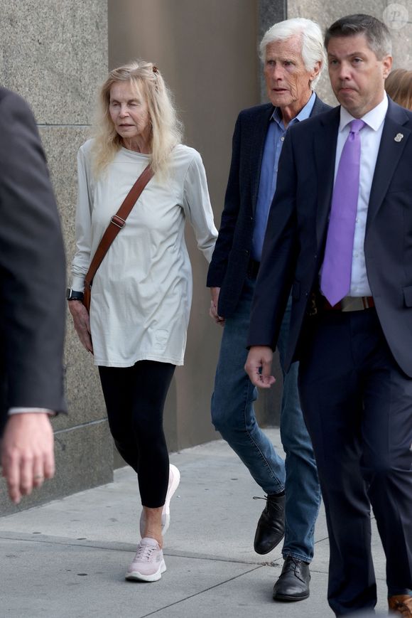 La peine apporte un soulagement, mais la douleur de la perte reste vive.

 La mère de Matthew Perry, Suzanne Morrison, et son beau-père, Keith, arrivent au tribunal fédéral de Los Angeles (8 avril) avant la condamnation de la "reine de la kétamine", Jasveen Sangha, qui a fourni la kétamine à l'origine de la noyade de Matthew, la star de Friends, en 2024.
Backgrid USA / Bestimage