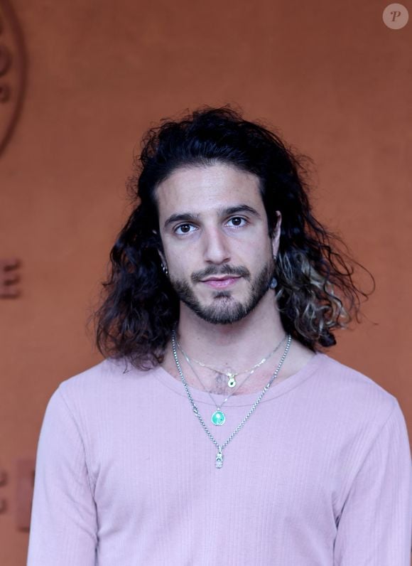 Chef de Créatures, sur le toit des Galeries Lafayette, et de Forest, le jeune cuisinier autodidacte a une nouvelle fois reçu la confiance de Cannes.

Julien Sebbag - Les célébrités au village lors des Internationaux de France de tennis de Roland Garros 2024 à Paris (20 mai - 9 juin 2024), le 31 mai 2024. 
© Jacovides / Moreau / Bestimage