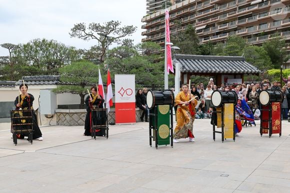 Démonstration de tambours japonais lors de la célébration des 20 ans de relations diplomatiques entre le Japon et Monaco, sur le parvis du Grimaldi Forum, près du jardin japonais, àMonaco, le 21 mars 2026. © Claudia Albuquerque/Bestimage