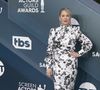 La maladie provoque chez elle des douleurs chroniques et limite ses gestes les plus simples, comme ouvrir des bouteilles ou tenir son téléphone.

Christina Applegate - Photocall - 26ème cérémonie annuelle des "Screen Actors Guild Awards" ("SAG Awards") au "Shrine Auditorium" à Los Angeles, le 19 janvier 2020. © Prensa Internacional via ZUMA Wire / Bestimage