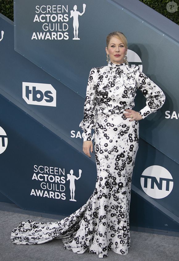 La maladie provoque chez elle des douleurs chroniques et limite ses gestes les plus simples, comme ouvrir des bouteilles ou tenir son téléphone.

Christina Applegate - Photocall - 26ème cérémonie annuelle des "Screen Actors Guild Awards" ("SAG Awards") au "Shrine Auditorium" à Los Angeles, le 19 janvier 2020. © Prensa Internacional via ZUMA Wire / Bestimage