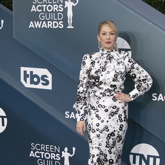 La maladie provoque chez elle des douleurs chroniques et limite ses gestes les plus simples, comme ouvrir des bouteilles ou tenir son téléphone.

Christina Applegate - Photocall - 26ème cérémonie annuelle des "Screen Actors Guild Awards" ("SAG Awards") au "Shrine Auditorium" à Los Angeles, le 19 janvier 2020. © Prensa Internacional via ZUMA Wire / Bestimage