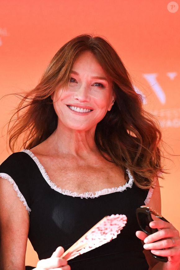 Carla Bruni assiste à la cérémonie d'ouverture du 3ème Festival International du Film Nouvelles Vagues de Biarritz le 24 juin 2025 à Biarritz, France. Photo par Franck Castel/ABACAPRESS.COM