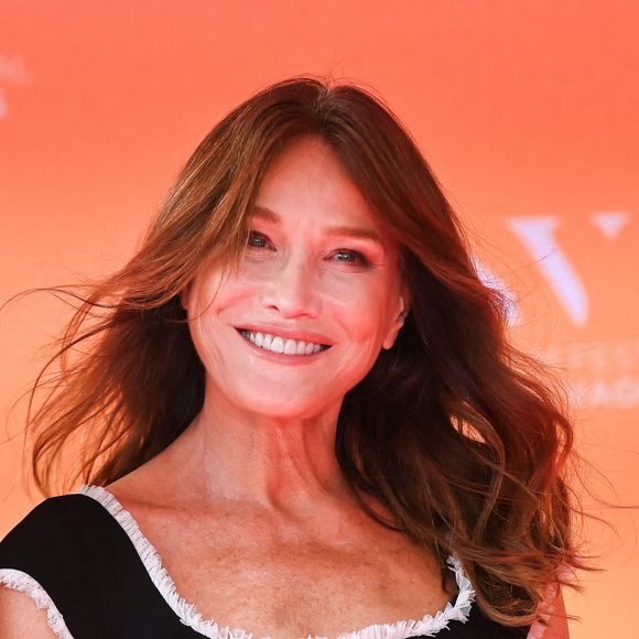 Carla Bruni assiste à la cérémonie d'ouverture du 3ème Festival International du Film Nouvelles Vagues de Biarritz le 24 juin 2025 à Biarritz, France. Photo par Franck Castel/ABACAPRESS.COM