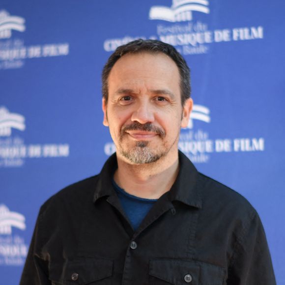 Alexandre Astier vit désormais en Ardèche.

Alexandre Astier - Cérémonie d'ouverture du 8ème Festival du Cinéma et Musique de Film de La Baule. © Rachid Bellak/Bestimage