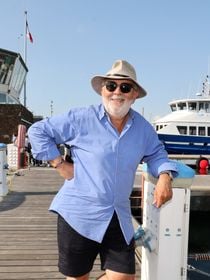 EXCLU "J'y vais avec ma chérie..." : Dans le Var, Gérard Jugnot possède une magnifique villa rouge qui surplombe la mer