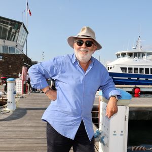 Bien qu'il soit né à Paris, Gérard Jugnot est tombé amoureux d'une région de Provence...

Exclusif - Gérard Jugnot, parrain du festival - Les membres du jury du festival de Porquerolles embarquent pour l'île au port de Hyères.
Luc Boutria / Nice Matin / Bestimage