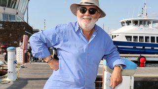 EXCLU "J'y vais avec ma chérie..." : Dans le Var, Gérard Jugnot possède une magnifique villa rouge qui surplombe la mer