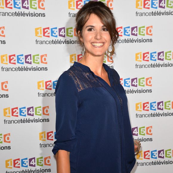 Dans une ferme située à Boisset, petite ville de moins de 400 habitants.

Fanny Agostini lors du photocall de la présentation de la nouvelle dynamique 2017-2018 de France Télévisions. Paris, le 5 juillet 2017.
© Guirec Coadic/Bestimage