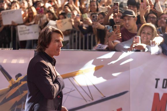 21 mai 2025, Mexico, Mexique : TOM CRUISE et le réalisateur CHRISTOPHER MCQUARRIE ont assisté à la première de ''Mission Impossible : Dead Reckoning" à l'Auditorium national, où ils ont signé des autographes et foulé le tapis rouge. © Cristian Leyva/ZUMA Press Wire