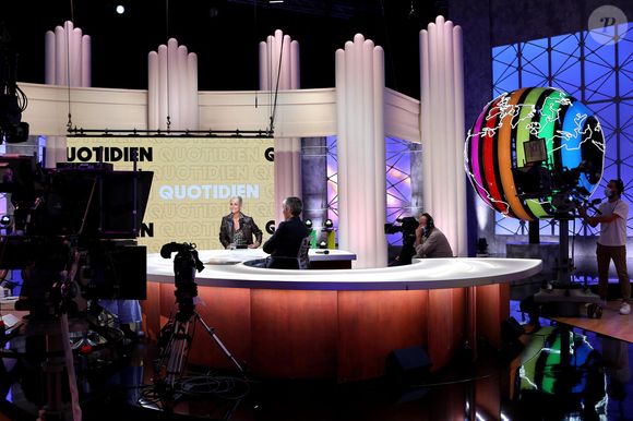 Exclusif - Laeticia Hallyday, Yann Barthès - Laeticia Hallyday était l'invitée de l'émission "Quotidien" présentée par Y. Barthès en direct sur la chaine TMC à Paris le 13 septembre 2021. © Dominique Jacovides/Bestimage
