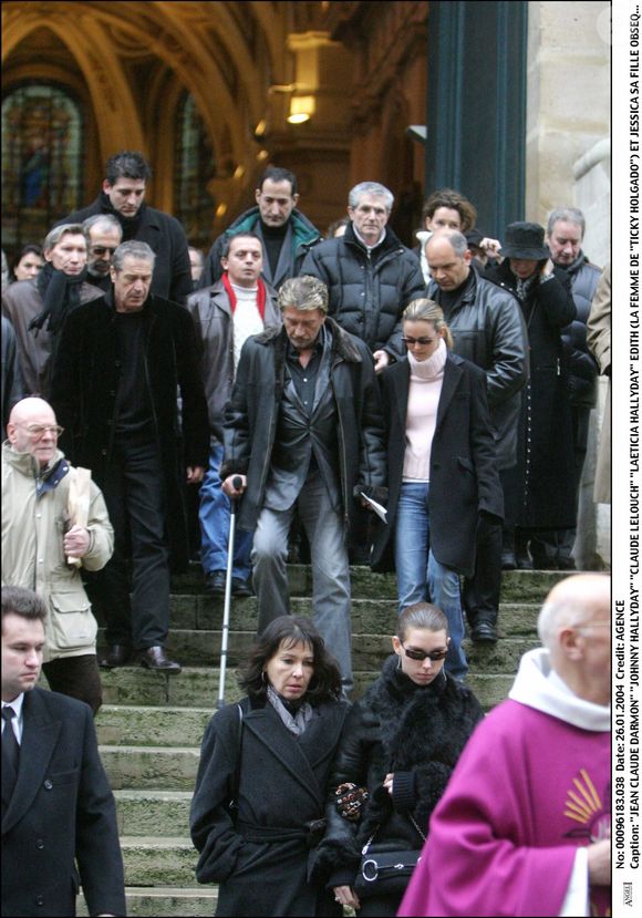 Jean-Claude Darmon, Johnny Hallyday, Claude Lelouch, Laeticia Hallyday, Edith et Jessica lors des obsèques de Ticky Holgado en l'église Saint-Roch à Paris en 2004