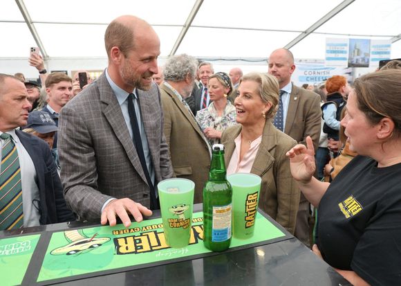 Le prince William et Sophie Rhys-Jones ont pu goûter des produits typiquement anglais et déguster du cidre local

Le prince William et Sophie Rhys-Jones - Le prince de Galles, connu sous le nom de duc de Cornouailles lorsqu'il est en Cornouailles, et la duchesse d'Édimbourg dégustent du cidre local lors d'une visite au pavillon de l'alimentation et de l'agriculture pendant le Royal Cornwall Show au Royal Cornwall Showground, Whitecross, Wadebridge. Vendredi 6 juin 2025. Photo by Chris Jackson/PA Wire/ABACAPRESS.COM