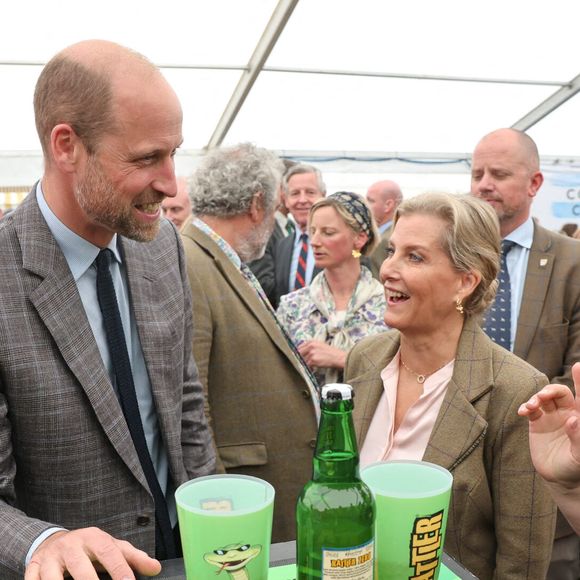Le prince William et Sophie Rhys-Jones ont pu goûter des produits typiquement anglais et déguster du cidre local

Le prince William et Sophie Rhys-Jones - Le prince de Galles, connu sous le nom de duc de Cornouailles lorsqu'il est en Cornouailles, et la duchesse d'Édimbourg dégustent du cidre local lors d'une visite au pavillon de l'alimentation et de l'agriculture pendant le Royal Cornwall Show au Royal Cornwall Showground, Whitecross, Wadebridge. Vendredi 6 juin 2025. Photo by Chris Jackson/PA Wire/ABACAPRESS.COM