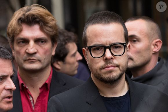 Le directeur de Libération Fabrice Rousselot (à gauche, chemise rouge) et le président de Libération Nicolas Demorand (à droite) sont photographiés devant le siège du quotidien français Libération, le 18 novembre 2013 à Paris, France. Un homme armé a ouvert le feu dans le hall du bâtiment, blessant un photographe junior. Photo by Romain Boe/ABACAPRESS.COM