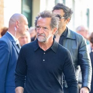 Malgré un rythme de vie très rudimentaire sur place, l'acteur belge confie avoir vécu une expérience unique qui l'a profondément marqué.

Stéphane de Groodt - Arrivées aux obsèques de Nadia Farès en l'église Saint-Jean-de-Montmartre à Paris, le 24 avril 2026. N.Farès est décédée le 17 avril 2026 quelques jours après un "incident cardiaque" survenu le 12 avril 2026 dans la piscine du complexe sportif, Blanche (9ème). Dominique Jacovides - Olivier Borde / Bestimage