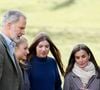 Mais la fin d'année 2024 n'a pas été des plus aisées pour le couple royal...

Le roi Felipe VI, la reine Letizia, l'infante Leonor, la princesse Sofia - La famille royale d'Espagne lors de la cérémonie de remise des prix pour la ville exemplaire des Asturies 2024 à Sotres. Le 26 octobre 2024