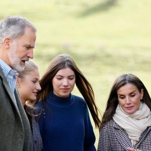 Mais la fin d'année 2024 n'a pas été des plus aisées pour le couple royal...

Le roi Felipe VI, la reine Letizia, l'infante Leonor, la princesse Sofia - La famille royale d'Espagne lors de la cérémonie de remise des prix pour la ville exemplaire des Asturies 2024 à Sotres. Le 26 octobre 2024