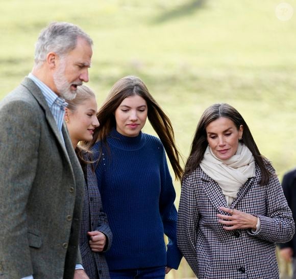 Mais la fin d'année 2024 n'a pas été des plus aisées pour le couple royal...

Le roi Felipe VI, la reine Letizia, l'infante Leonor, la princesse Sofia - La famille royale d'Espagne lors de la cérémonie de remise des prix pour la ville exemplaire des Asturies 2024 à Sotres. Le 26 octobre 2024