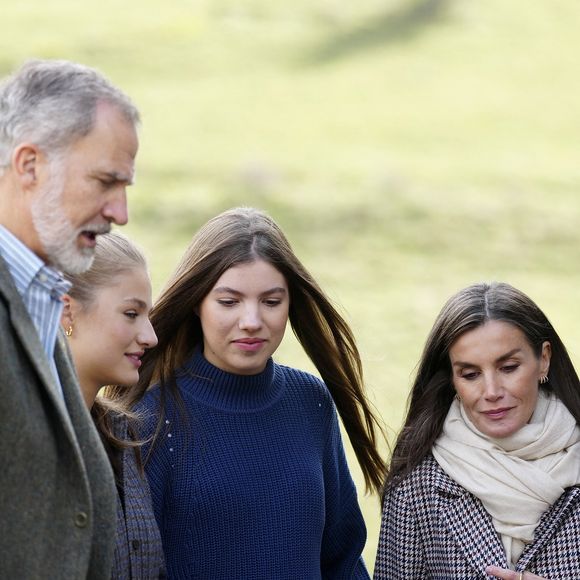 Mais la fin d'année 2024 n'a pas été des plus aisées pour le couple royal...

Le roi Felipe VI, la reine Letizia, l'infante Leonor, la princesse Sofia - La famille royale d'Espagne lors de la cérémonie de remise des prix pour la ville exemplaire des Asturies 2024 à Sotres. Le 26 octobre 2024