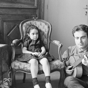 Le mariage entre Guy Béart et la maman d'Eve ne durera qu'une brève année. 

Archives -En France, à Saint-Cloud, le chanteur Guy Béart, jouant de la guitare, sa fille Eve près de lui, à son domicile. © Jean-Claude Colin via Bestimage