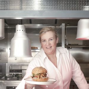 Exclusif - La cheffe étoilée Hélène Darroze vient d'ouvrir un nouveau restaurant bistronomique dédiée aux burgers haut de gamme "Jòia Bun" au 16 de la rue Michodière dans le 2ème arrondissement de Paris, France, le 16 mars 2023.  © Jack Tribeca/Bestimage
