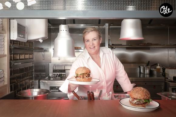 Exclusif - La cheffe étoilée Hélène Darroze vient d'ouvrir un nouveau restaurant bistronomique dédiée aux burgers haut de gamme "Jòia Bun" au 16 de la rue Michodière dans le 2ème arrondissement de Paris, France, le 16 mars 2023.  © Jack Tribeca/Bestimage
