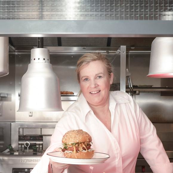 Exclusif - La cheffe étoilée Hélène Darroze vient d'ouvrir un nouveau restaurant bistronomique dédiée aux burgers haut de gamme "Jòia Bun" au 16 de la rue Michodière dans le 2ème arrondissement de Paris, France, le 16 mars 2023.  © Jack Tribeca/Bestimage