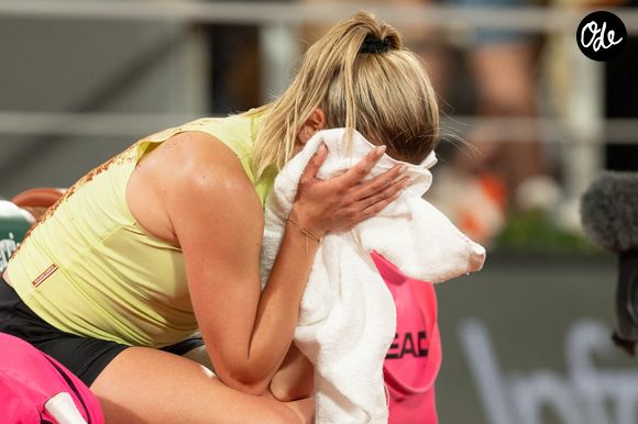 Maja Chwalinska de Pologne célèbre sa balle de match gagnante contre Diana Shnaider lors de leur demi-finale du simple dames lors de la douzième journée des Internationaux de France 2026 à Roland Garros le 04 juin 2026 à Paris, France. Photo by Laurent Zabulon/ABACAPRESS.COM
