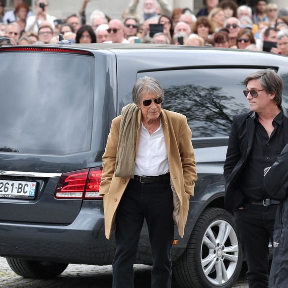 Thomas et Jacques Dutronc se sont rappelés de leur maison dans le 14e arrondissement de Paris.

Jacques Dutronc et son fils Thomas Dutronc - Arrivées aux obsèques de l'auteure-compositrice-interprète et actrice française Françoise Hardy au crématorium du cimetière du Père-Lachaise à Paris, France, le 20 juin 2024. © Jacovides-Moreau/Bestimage
