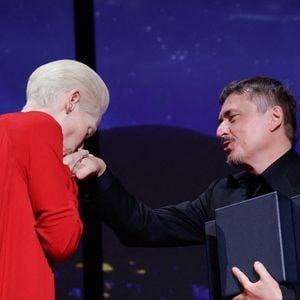 Tilda Swinton, Cristian Mungiu - Cérémonie de clôture du 79ème Festival International du Film de Cannes, le 23 mai 2026. © Borde-Jacovides-Moreau / Bestimage