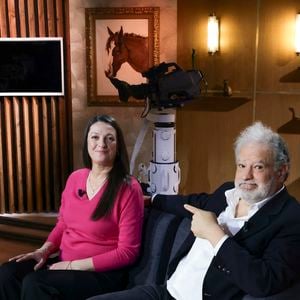 Raphaël Mezrahi et Maître Olivia Symniacos sur plateau de l'émission "Animalement Vôtre" présentée par B.Montiel et diffusée le 25 janvier 2026 sur France 3, à Paris, France, le 3 décembre 2025. © Jack Tribeca/Bestimage