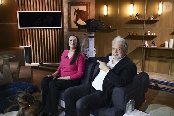 Raphaël Mezrahi et Maître Olivia Symniacos sur plateau de l'émission "Animalement Vôtre" présentée par B.Montiel et diffusée le 25 janvier 2026 sur France 3, à Paris, France, le 3 décembre 2025. © Jack Tribeca/Bestimage