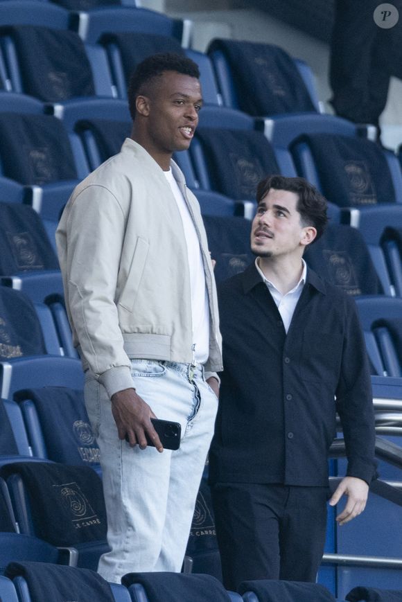 Le joueur de tennis, Giovanni Mpetshi Perricard - Célébrités des les tribunes lors du match aller du quart de finale de Ligue des champions entre le PSG et Aston Villa (3-1) au Parc des Princes à Paris le 9 avril 2025. © Cyril Moreau/Bestimage