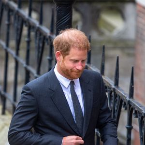Il accuse le tabloïd britannique d'avoir obtenu ses informations personnelles de manière illégale, en procédant notamment à un piratage téléphonique

Le prince Harry, duc de Sussex, à la sortie du procès contre l'éditeur du journal "Daily Mail" à Londres, le 30 mars 2023.
© Tayfun Salci/Zuma Press/Bestimage