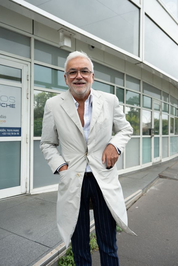 Pascal Praud à la sortie des studios de la chaîne de télévision CNews à Paris, le 2 septembre 2025. © Jonathan Jacob / Bestimage