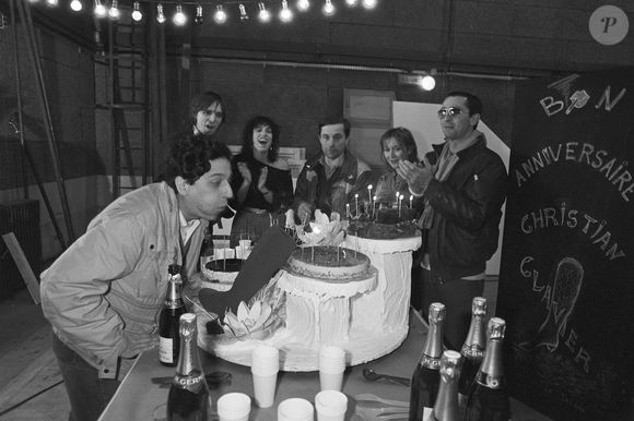 Elle incarnait le personnage de Thérèse dans Le Père-Noël est une ordure, pièce de théâtre portée au cinéma
Archives - En France, Christian CLAVIER fêtant son 30ème anniversaire sur le tournage du film LE PÈRE NOEL EST UNE ORDURE, avec un partie de la troupe du SPLENDID : de gauche à droite, Christian CLAVIER soufflant les bougies, Jean-Marie POIRE, ANEMONE, Bruno MOYNOT, Marie-Anne CHAZEL, Thierry LHERMITTE. Le 11 mai 1982
© Jean Lenoir via Bestimage