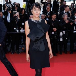 Son look Prada rendait hommage à Audrey Hepburn dans Diamants sur canapé.
Leïla Bekhti - Montée des marches du film " Histoires de la nuit " lors du 79ème Festival International du Film de Cannes, le 21 mai 2026. © Jacovides-Moreau / Bestimage