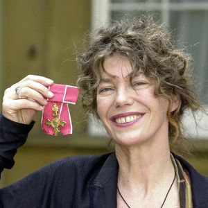 Jane Birkin avec son prix OBE qu'elle a reçu du Prince de Galles au Palais de Buckingham, à Londres, Royaume-Uni, le 17 avril 2002. La chanteuse et actrice est décédée à l'âge de 76 ans, selon les médias français. Photo par John Stillwell/PA Wire/ABACAPRESS.COM