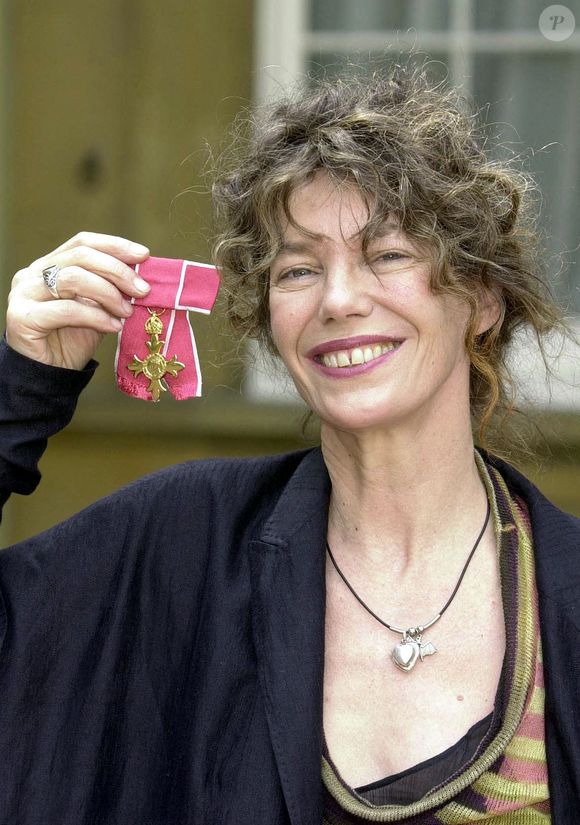 Jane Birkin avec son prix OBE qu'elle a reçu du Prince de Galles au Palais de Buckingham, à Londres, Royaume-Uni, le 17 avril 2002. La chanteuse et actrice est décédée à l'âge de 76 ans, selon les médias français. Photo par John Stillwell/PA Wire/ABACAPRESS.COM