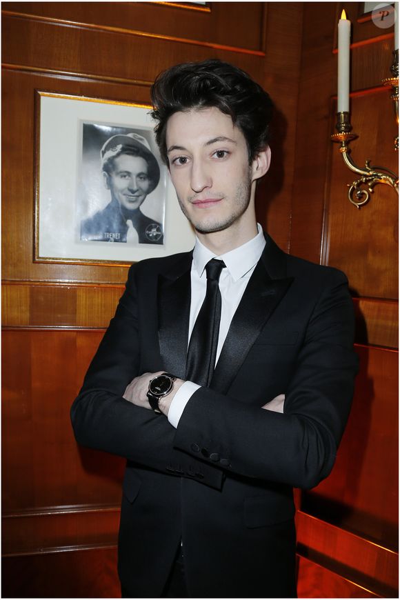 Une distance qui permet néanmoins au papa de Lola, 7 ans, et Billie, 5 ans, de revenir à Paris dès que son job lui en réclame la nécessité.

Pierre Niney (porte une montre Montblanc Star Classique automatique en acier et des boutons de manchette en acier et glace saphir noir) - Diner au Fouquet's - 38eme ceremonie des Cesar a Paris le 22 fevrier 2013.