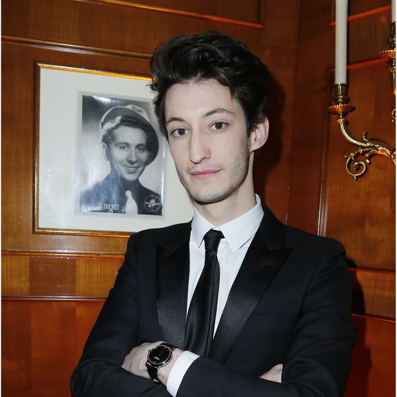 Une distance qui permet néanmoins au papa de Lola, 7 ans, et Billie, 5 ans, de revenir à Paris dès que son job lui en réclame la nécessité.

Pierre Niney (porte une montre Montblanc Star Classique automatique en acier et des boutons de manchette en acier et glace saphir noir) - Diner au Fouquet's - 38eme ceremonie des Cesar a Paris le 22 fevrier 2013.